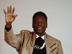 Pele's health improves but he remains in hospital