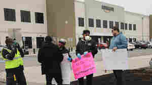 Amazon warehouse workers on Staten Island push for union vote