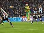 10-man Newcastle held 1-1 by Norwich, denied 1st win in Premier League