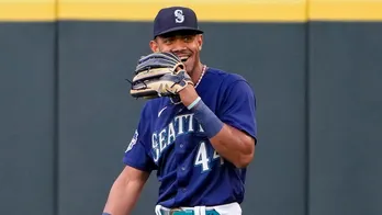 Mariners' Julio Rodriguez fools everyone after making incredible leaping catch