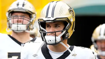 Saints' Derek Carr leaves game vs Packers with shoulder injury