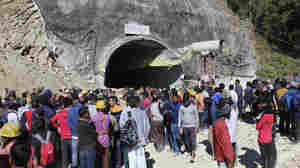 Glitches are delaying the rescue of 40 workers trapped in India tunnel collapse