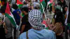 What is a keffiyeh, who wears it, and how did it become a symbol for Palestinians?