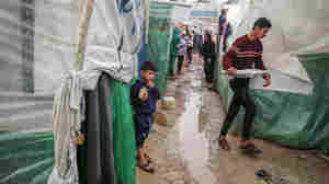 Health workers struggle to prevent an infectious disease 'disaster in waiting' in Gaza