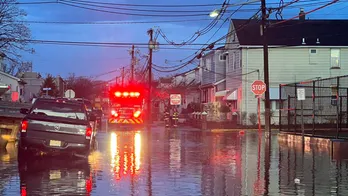 Winter storm hammers East Coast, leaves hundreds of thousands without power