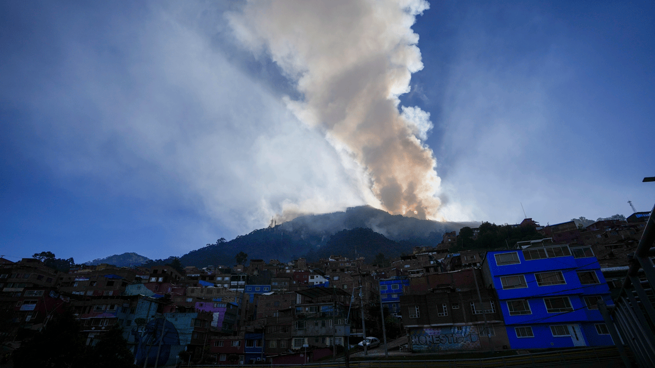 Colombia declares a disaster because of wildfires and asks for international help