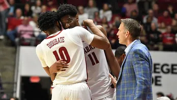 Alabama basketball player appears to throw elbow at Florida opponent while fighting for loose ball