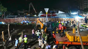 Billboard collapses onto group of pedestrians, killing at least 14