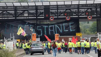 Spanish and French farmers form border blockade before EU election