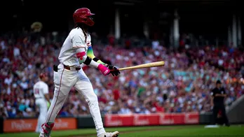 Reds fan fails to catch Elly De La Cruz's homer in beer cup as Cincinnati wins fifth straight game