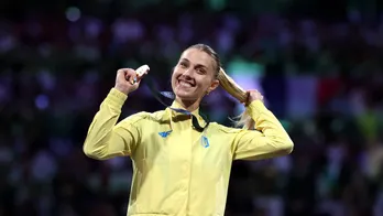 Ukraine's 1st medal of Paris Olympics won by fencer who refused to shake Russian opponent's hand