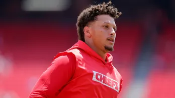 Patrick Mahomes shocks Chiefs crowd with ridiculous behind-the-back pass to Travis Kelce