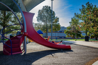 En busca de soluciones para los parques infantiles donde el calor quema