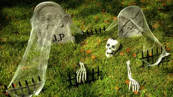 10 must-have Halloween yard decorations that are spooky and fun!